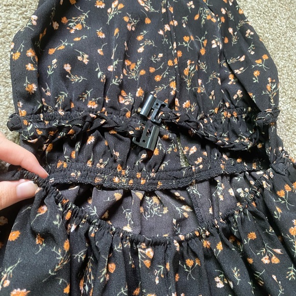 Floral Open Back Romper - Picture 3 of 5